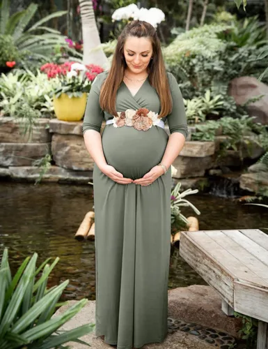 Vista 2 de Kim S Vestido largo de maternidad con banda de flores (S-3XL), vestido de fiesta baby shower con cuello en V fruncido
