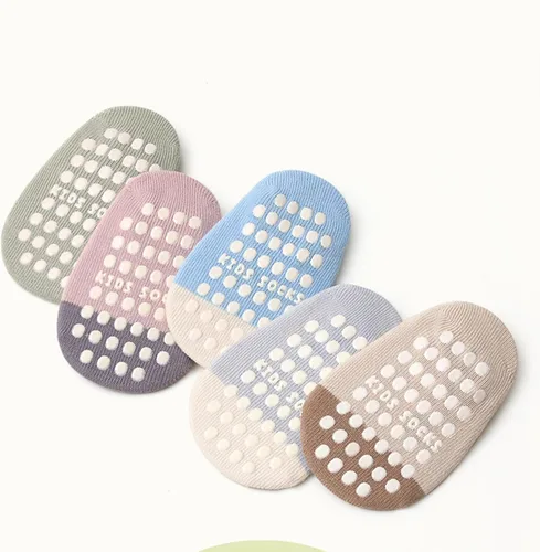 Vista 5 de Fly love 8 pares de calcetines de tobillo antideslizantes para bebés, calcetines de algodón con agarre bajo para niños pequeños, diseños de animales