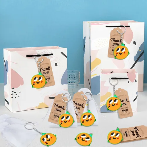 Vista 5 de El paquete de 60 llaveros naranja para fiesta incluye 20 llaveros, 20 etiquetas de agradecimiento y 20 bolsas de regalos para baby shower, regalo