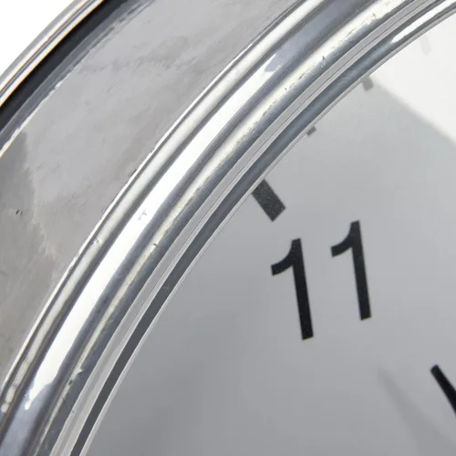 Vista 4 de Creative Co-Op Reloj de pared clásico redondo de metal, acabado de níquel antiguo