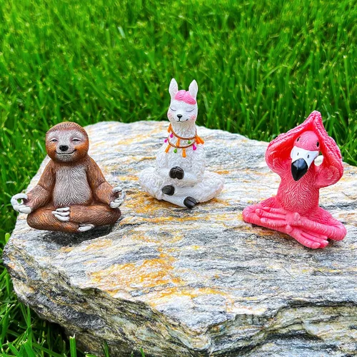 Vista 4 de Mood Lab Figuras de jardín – Juego de flamenco, llama y perezoso (3 piezas) en postura de meditación de yoga – Estatuas decorativas en miniatura