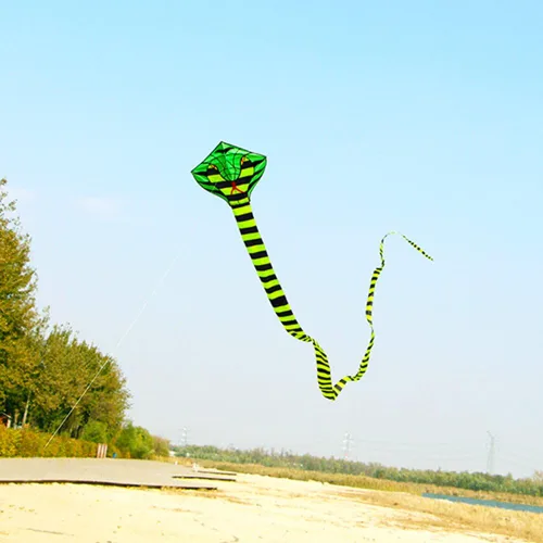 Vista 4 de Besra Cometa grande de serpiente cobra de 52 pies, colorida cometa de serpiente de cascabel con colas largas, deportes divertidos al aire libre