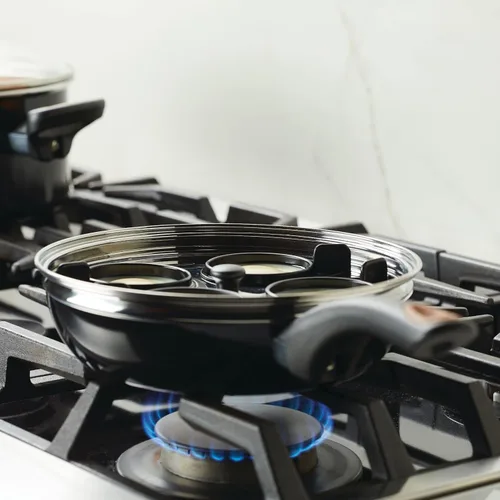 Vista 12 de Farberware Glide Escalfador de Huevos Antiadherente de Cerámica Cobreada con Tapa, 8 Pulgadas, Negro - 10654