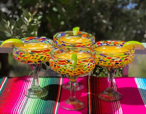 Vista 3 de Dos Sueños Vidrio soplado a mano mexicano – Juego de 4 vasos de Margarita soplados a mano Confetti Rock (16 oz)