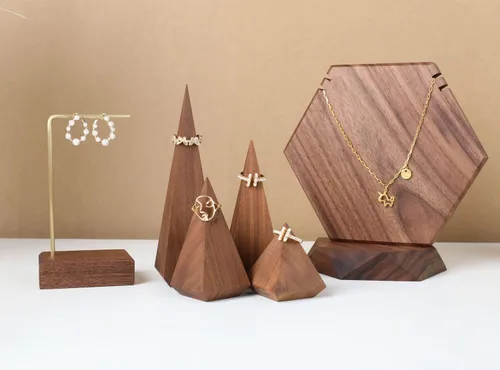 Vista 6 de GemeShou Soporte de anillo de madera pequeño de nogal, 4 piezas para vender anillos de madera para joyería Cono de soporte de anillo pirámide