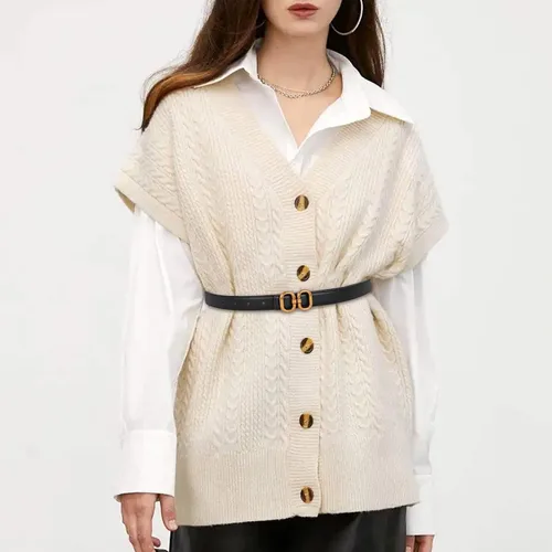 Vista 331 de Cinturón de cuero clásico con hebilla de metal para mujer con vestido de jeans