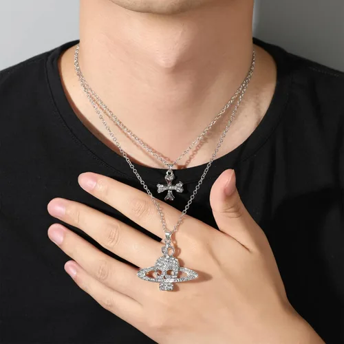 Vista 3 de Yumikoo Collar de planeta Saturno con calavera y corazón cruzado para mujeres y hombres
