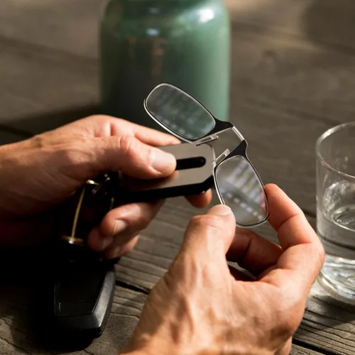 Vista 2 de Always With You by ThinOptics Classic Keychain Reading Glasses Funda negra/marcos negros