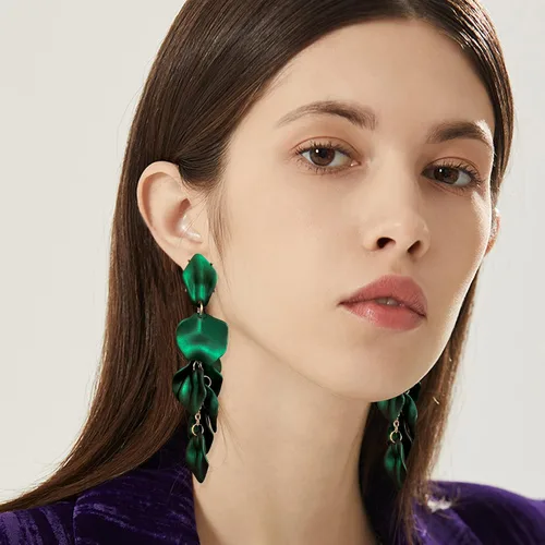 Vista 3 de Aretes largos de acrílico con diseño de pétalos de rosa, aretes colgantes de flores exageradas, aretes de borla floral para mujeres, fiestas, uso