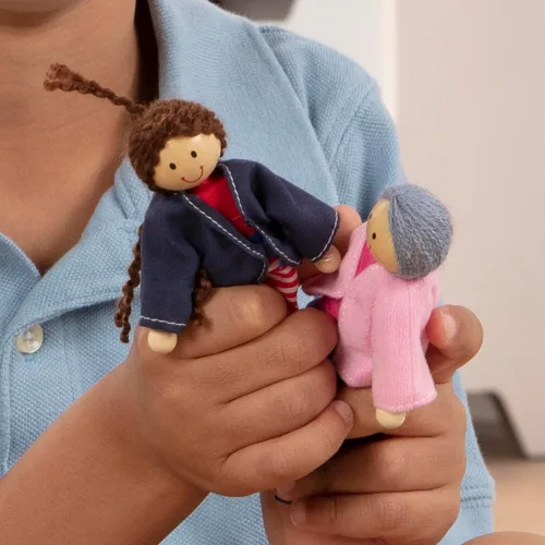 Vista 7 de Familia de 7 piezas de muñecas de madera Melissa & Doug para casa de muñecas (2-4 pulgadas cada una)