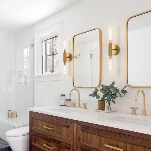 Vista 3 de Apliques de pared con textura moleteada dorada de 24" Lámparas modernas cilíndricas para tocador de baño con pantalla de vidrio transparente rayado