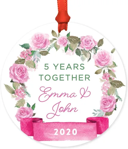 Vista 15 de Andaz Press Adorno de Navidad de madera grabado con láser para aniversario de boda, 1 año juntos, Navidad 2025, pancarta de flores rosas, 1 paquete