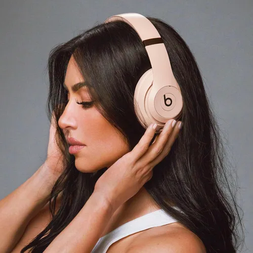 Vista 2 de Beats Studio Pro x Kim Kardashian - Audífonos inalámbricos Bluetooth con cancelación de ruido - Luna (renovado)