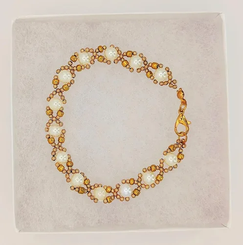 Vista 4 de Elegante brazalete para dama hecho a mano de perlas fantasia y cuentas de vidrio de 8" de largo, ideal para regalo, se envía empaque según muestra.