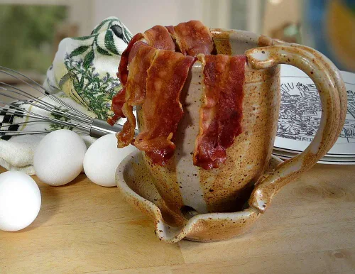 Vista 2 de Taza de cerámica esculpida a mano para microondas, tocino, hecha en Estados Unidos (marrón tostado)