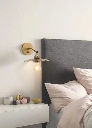 Vista 4 de Pathson Aplique de pared regulable con acabado de latón de metal, ángulo de iluminación ajustable, iluminación de tocador de pared de baño, lámpara