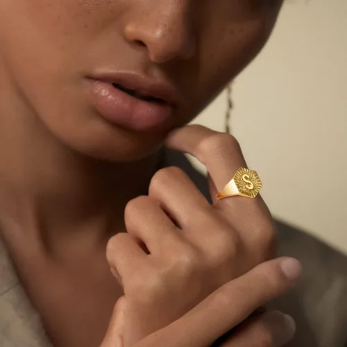 Vista 4 de KeyStyle Bold Initial Letter Rings Adjustable, GoldChic Jewelry Women Gold Statement Ring Personalized Engraved Womens Open Signet Ring for Party
