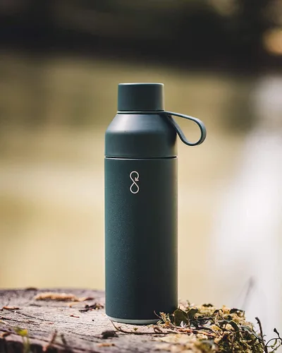 Vista 2 de Ocean Bottle Botella de agua original de acero inoxidable de 17 onzas, reutilizable y sostenible, mantiene las bebidas frías y calientes, regalo