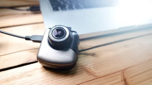 Vista 7 de UltraDash Dash Cam, soporte de carga magnética, sensor de imagen nocturna HDR de alta gama, lente gran angular de 6 capas de vidrio F1.8 de 140