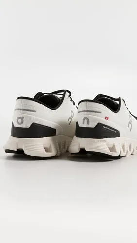 Vista 5 de ON Zapatos deportivos Cloud X Shift para mujer, Marfilnegro