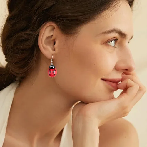 Vista 3 de 2 pares de aretes colgantes de panal con abeja, lindos insectos y pandas, aretes colgantes de resina de mariquita y panda para mujeres y niñas