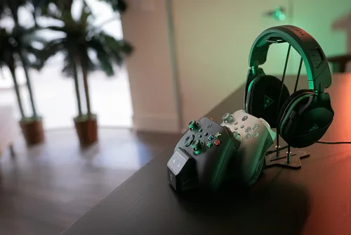 Vista 11 de Turtle Beach Fuel Dual Controller Charging Station & Headset Stand for Xbox Series XS & Xbox One Wireless Controllers 22+ Hour Battery Packs, Quick