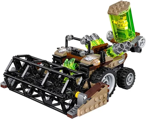 Vista 4 de Batman: Set de construcción Espantapájaros cosecha de miedo, LEGO Super Héroes 76054 (563 piezas)