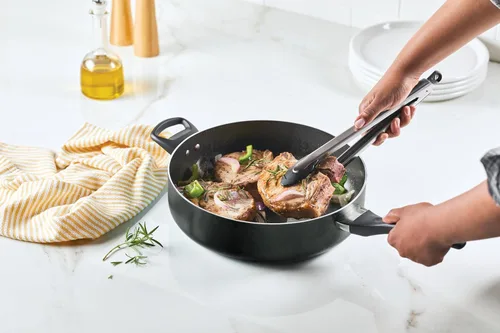 Vista 5 de Farberware Sartén Jumbo/Para Saltear Antiadherente Apta para Lavavajillas con Mango Auxiliar - 6 Cuartos, Negro