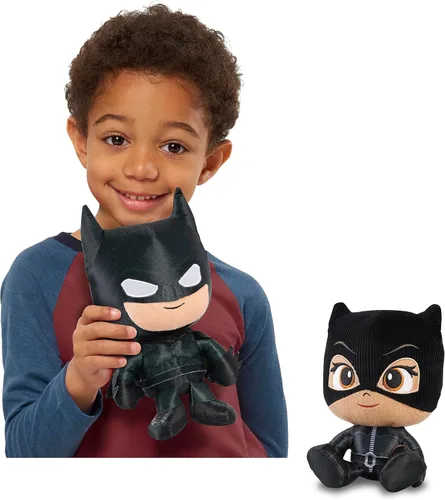 Vista 2 de The Batman™ y Selina Kyle - Juguetes de peluche pequeños de 11 pulgadas, paquete de 2, The Batman™ Movie, juguetes para niños a partir de 3 años