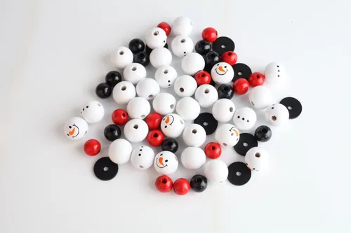 Vista 8 de 100 cuentas de madera de muñeco de nieve de Navidad para manualidades, cuentas de madera de búfalo, cuentas redondas de madera a cuadros, cuentas