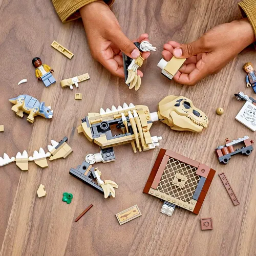 Vista 7 de LEGO Jurassic World T. rex Dinosaur Fossil Exhibition 76940 Kit de construcción; juego de juguete genial para niños; nuevo 2021 (198 piezas)