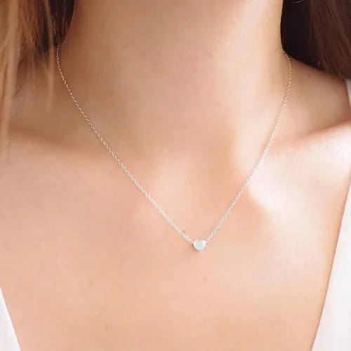 Vista 2 de Delicado collar con pequeño dije de corazón de oro, (además hay modelos con dije de corazón con inicial, con dije de rosa y con circonia cúbica)