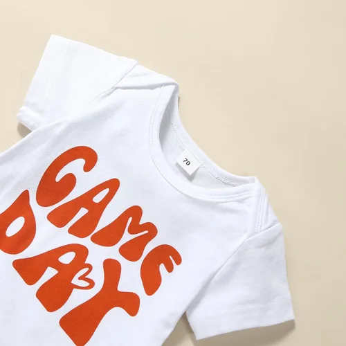 Vista 6 de Omkzanbi Traje de fútbol para bebé recién nacida, 3 piezas, para el día del juego, mameluco con volantes y pantalones cortos para volver a casa