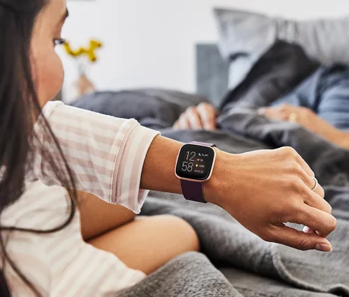 Vista 3 de Fitbit Versa 2 - Reloj inteligente de salud y fitness con frecuencia cardíaca, música, Alexa integrado, seguimiento de sueño y natación