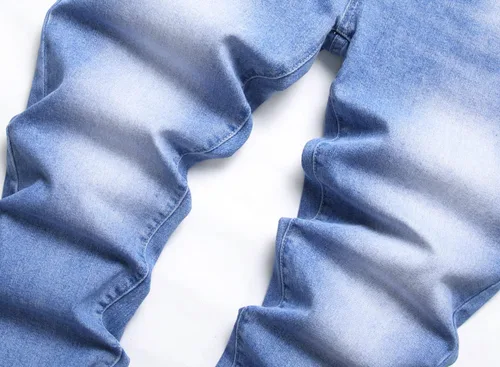 Vista 4 de Pantalón de jean elastizado, ajustado, moderno, para hombre.