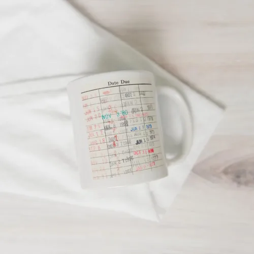 Vista 6 de Joyful Moose Taza de café con tarjeta de fecha de vencimiento de la biblioteca, regalo para lectores, bibliotecarios