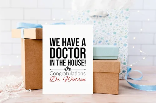 Vista 2 de Tarjetas de graduación personalizadas para médico, tarjeta de felicitación personalizada para hija o hijo, tenemos un médico en la casa, regalos