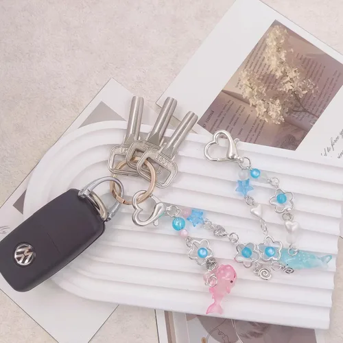 Vista 3 de AGEN KGEN Llaveros estéticos Y2K con diseño de mariposa, estrella, oso fresa, guitarra, dijes para mujeres y niñas, bolsos, regalos