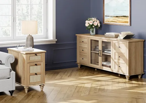 Vista 7 de WAMPAT Mesa auxiliar de granja con estación de carga, mesa auxiliar de madera con tomas de corriente y puertos USB, mesita de noche de ratán