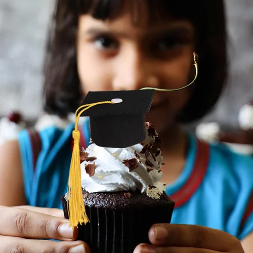 Vista 6 de Paquete de 24 adornos de graduación 3D 2024 para cupcakes 2024 con borlas doradas para fiestas temáticas de graduación 2024, suministros