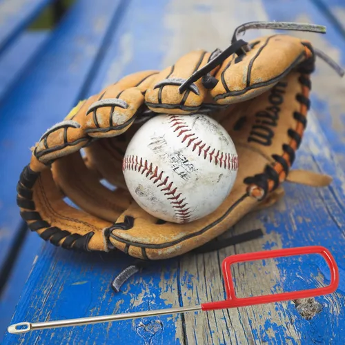 Vista 2 de Herramienta para atar guantes de béisbol o sóftbol