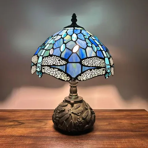Vista 4 de Tiffany Lámpara de mesa con diseño de libélula azul, bombilla LED con vitral, incluye base de libélula para sala de estar, dormitorio, mesita