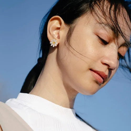 Vista 7 de Aretes de tuerca con diseño de margarita. Bonitos aretes colgantes de crisantemo con diseño de flor de sol para mujer
