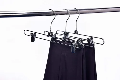Vista 2 de Juego de colgador cromado de calidad para pantalones y faldas – Paquete de 8 con ganchos giratorios de 360 grados, perchas duraderas y antioxidantes