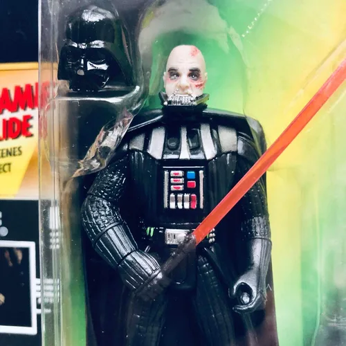 Vista 3 de Star Wars POTF2 Power of the Force Freeze Marco Darth Vader con casco extraíble y sable de luz