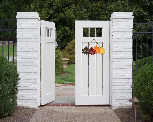 Vista 6 de KPSheng Letrero colgante de madera con texto en inglés «Hello September» para colgar en la puerta, diseño rústico de hoja de arce para decoración
