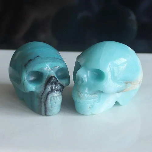 Vista 3 de Figura de calavera de piedras preciosas mixtas tallada a mano de 2 pulgadas para decoración del hogar (Amazonita)