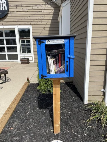 Vista 5 de LITTLE FREE LIBRARY® Kit compuesto, incluye registro oficial (valor de $50). Fabricado en Estados Unidos por la organización sin fines de lucro que