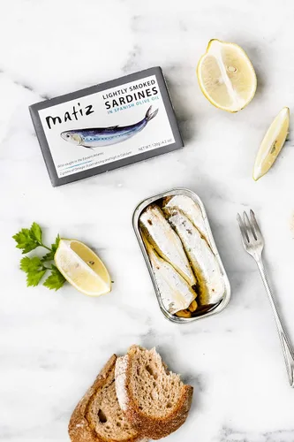 Vista 6 de Matiz Sardinas ligeramente ahumadas 4.2 oz importadas de España (1 paquete)