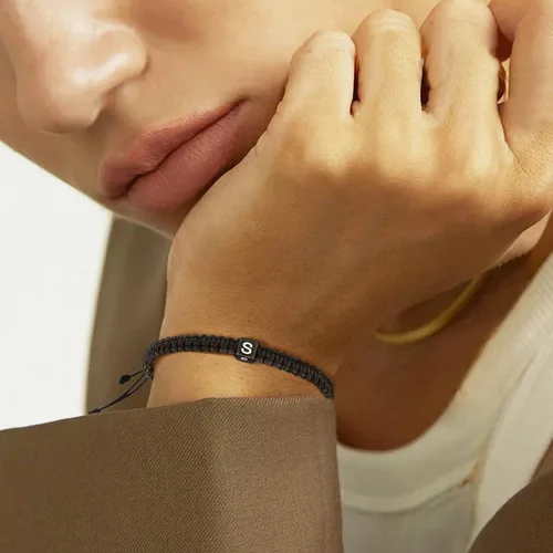 Vista 2 de Pulseras de cuerda con inicial para mujeres, hombres, adolescentes, niñas, niños, hechas a mano, pulsera trenzada de cuerda minimalista